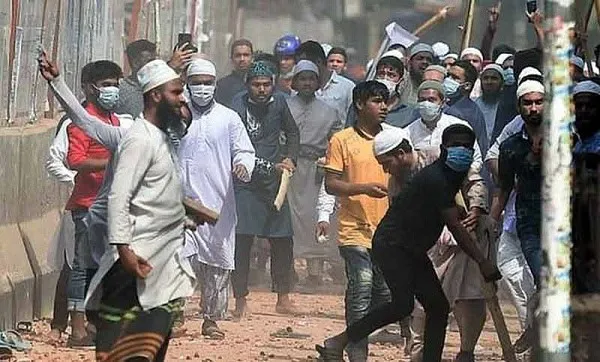 বিক্ষোভকারীরা রাস্তা অবরোধ করে সংঘর্ষে লিপ্ত. Channel i News - চ্যানেল আই নিউজ