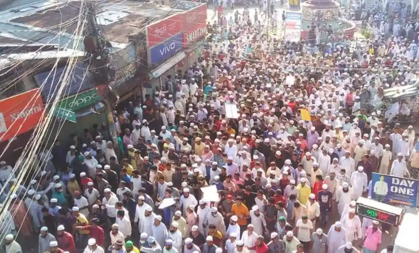 জনসমাগমের মধ্যে বিক্ষোভকারীরা বিভিন্ন প্ল্যাকার্ড ধরে দাঁড়িয়ে. Channel i News - চ্যানেল আই নিউজ