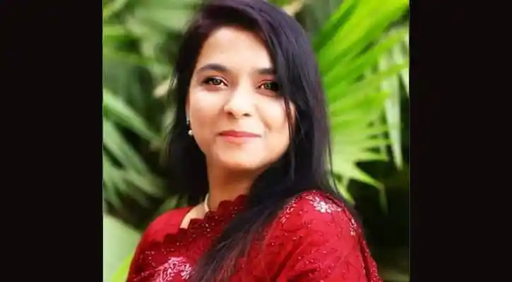 স্মার্ট নারী হাস্যোজ্জ্বল মুখের সঙ্গে লাল শাড়ি পরা. Channel i News - চ্যানেল আই নিউজ