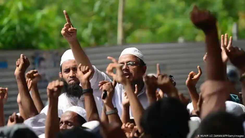 বিক্ষোভকারীরা রাস্তায় প্রতিবাদ জানাচ্ছেন, হাত উঁচু করে. Channel i News - চ্যানেল আই নিউজ