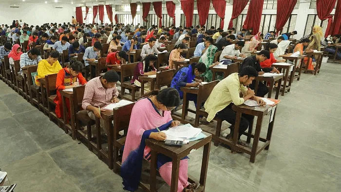 করোনাকালে ভর্তি পরীক্ষার জন্য ছাত্রছাত্রীদের পরীক্ষা কেন্দ্রে উপস্থিতি. Channel i News - চ্যানেল আই নিউজ