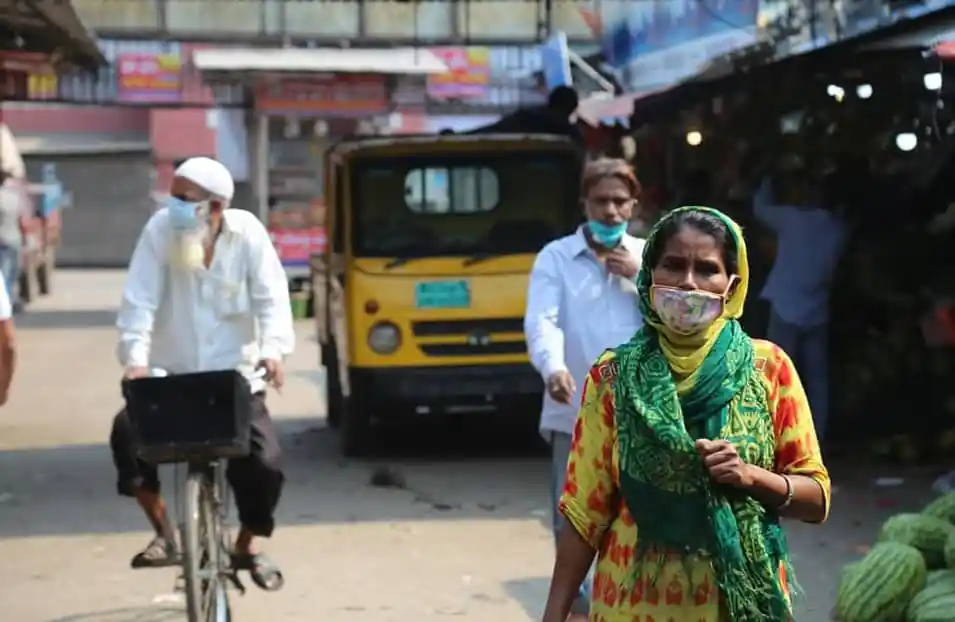 বাংলাদেশের রাস্তায় মানুষ মাস্ক পরে চলাফেরা করছে, স্বাস্থ্য সচেতনতা দেখানো. Channel i News - চ্যানেল আই নিউজ