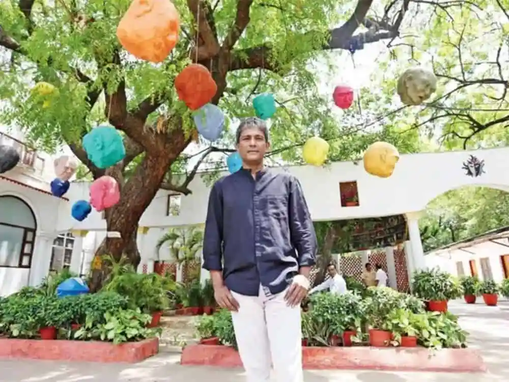 বাগানে রঙিন বাতি ও গাছের ছায়া, শান্তিপূর্ণ পরিবেশ. Channel i News - চ্যানেল আই নিউজ