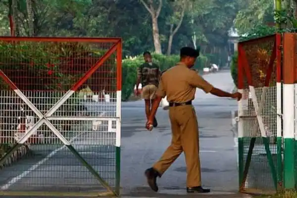 বাংলাদেশ-ভারত সীমান্তে নিরাপত্তা রক্ষী গেট বন্ধ করছেন পুলিশ. Channel i News - চ্যানেল আই নিউজ
