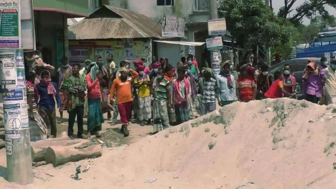 ধানকাটা শ্রমিকরা রাস্তার পাশে জমে আছে, বেশিরভাগই পুরুষ ও মহিলারা. Channel i News - চ্যানেল আই নিউজ