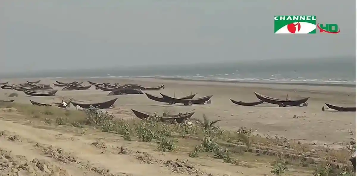 কুয়াকাটা সৈকতের শান্ত ও নিরিবিলি দৃশ্য, অনেক নৌকা সমুদ্রের পাশে রাখা. Channel i News - চ্যানেল আই নিউজ