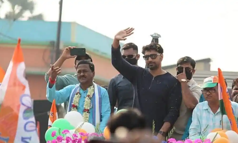 জনপ্রিয় নেতা ও তার অনুসারীরা জনসম্মুখে শুভেচ্ছা জানাচ্ছেন. Channel i News - চ্যানেল আই নিউজ