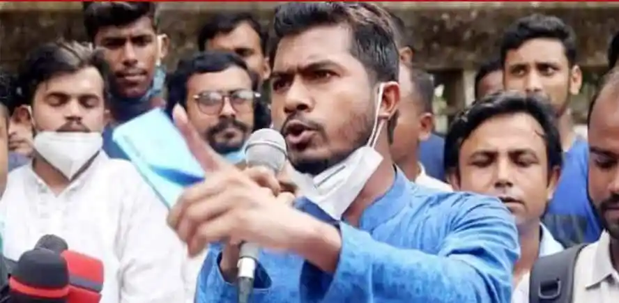 জনসমাগমের মধ্যে নূরের ধর্মকার্ডের প্রতিবাদে বক্তা বক্তব্য দিচ্ছেন. Channel i News - চ্যানেল আই নিউজ