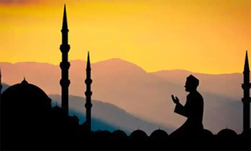 রমজানে তাহাজ্জুদের গুরুত্ব ও ফজিলত, মুসল্লির silhouette. Channel i News - চ্যানেল আই নিউজ