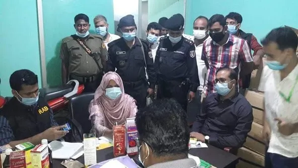 অভিযানে থাকা পুলিশ ও কর্মকর্তাদের ছবি, অবৈধ পলিথিন কারখানা সিলগালা. Channel i News - চ্যানেল আই নিউজ