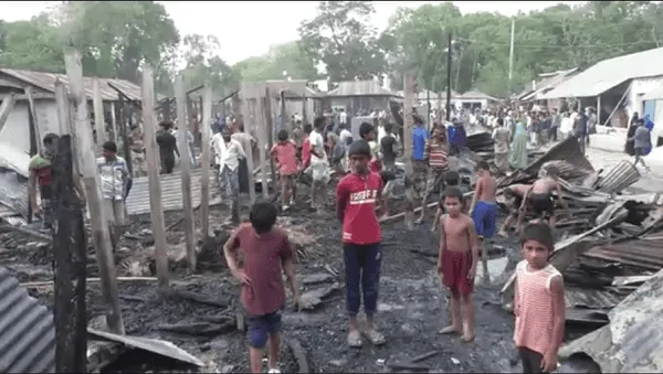 টাঙ্গাইলের নিকরাইল বাজারে ভয়াবহ অগ্নিকাণ্ডের পর ধ্বংসস্তূপ ও ক্ষতিগ্রস্ত মানুষ।. Channel i News - চ্যানেল আই নিউজ