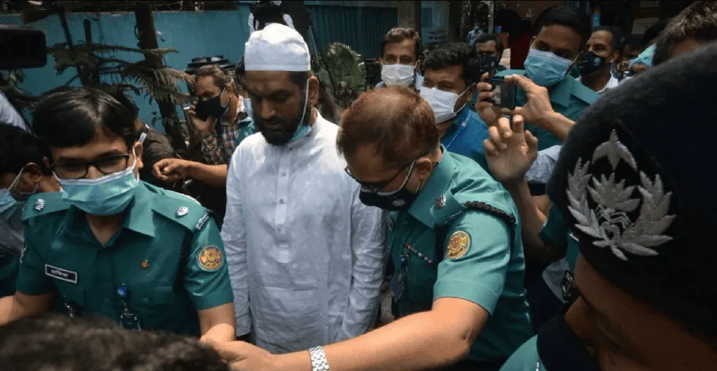 গোয়েন্দা পুলিশের হেফাজতে মামুনুলের ছবি, বেশ কিছু মানুষ উপস্থিত. Channel i News - চ্যানেল আই নিউজ
