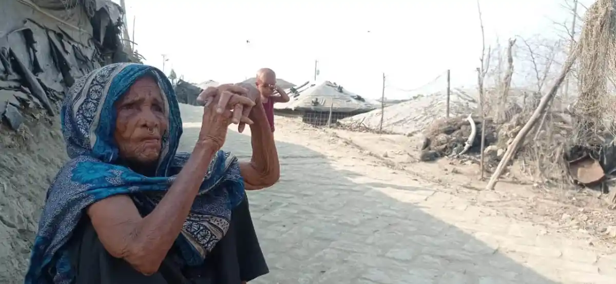 বিপর্যস্ত উপকূলীয় এলাকা, বৃদ্ধা নারী ক্ষতিগ্রস্তদের জন্য সাহায্য চাচ্ছেন. Channel i News - চ্যানেল আই নিউজ