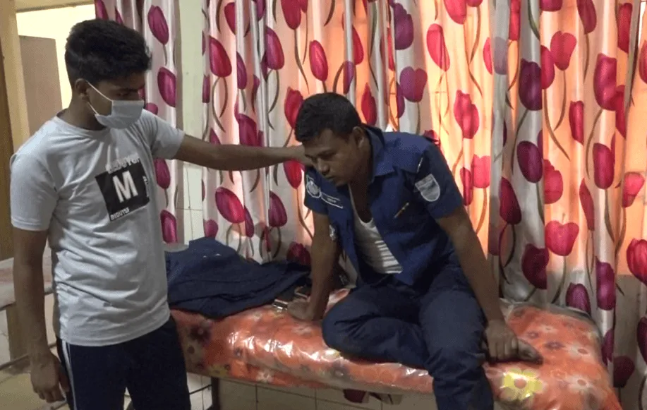 পুলিশ আহত ২১ জনের জন্য চিকিৎসা নিচ্ছে, আহত পুলিশ সদস্যরা হাসপাতালে. Channel i News - চ্যানেল আই নিউজ