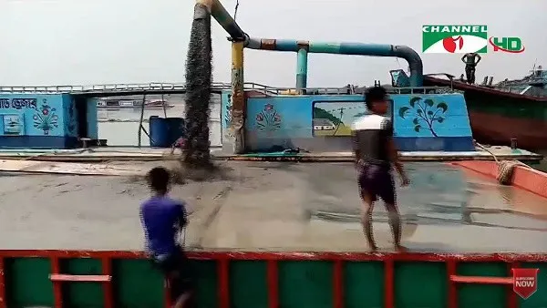 নদীর মোহনায় অবৈধ বালু উত্তোলনের দৃশ্য, ঝুঁকিতে নদীর পরিবেশ. Channel i News - চ্যানেল আই নিউজ