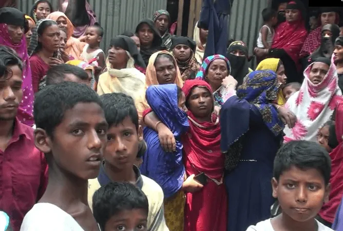 নিখোঁজ ৩ জেলের পরিবারের সদস্যরা শোক প্রকাশ করছেন. Channel i News - চ্যানেল আই নিউজ