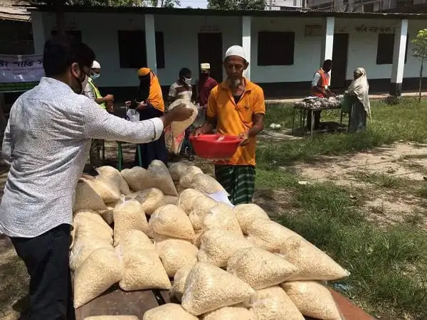 রমজানে ১০ টাকায় খাদ্য সামগ্রী বিতরণ, শতাধিক পরিবার উপকৃত. Channel i News - চ্যানেল আই নিউজ