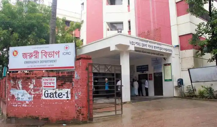 কক্সবাজারের পেকুয়ায় জরুরি বিভাগে প্রবেশের গেটের ছবি. Channel i News - চ্যানেল আই নিউজ