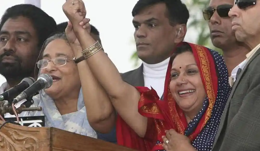 প্রধান নারী বক্তা হাসিমুখে হাত উঁচু করে বক্তৃতা দিচ্ছেন. Channel i News - চ্যানেল আই নিউজ