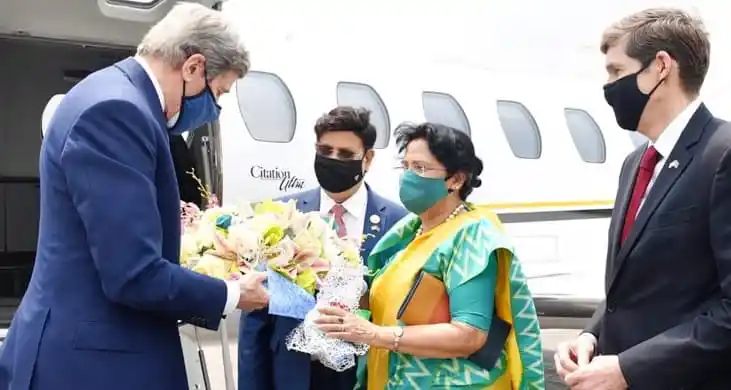 জন কেরি ঢাকা বিমানবন্দরে বাংলাদেশি কর্মকর্তাদের সাথে সাক্ষাৎ. Channel i News - চ্যানেল আই নিউজ