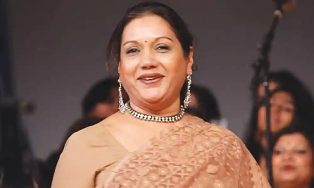বাংলাদেশের একজন নারী শিল্পী বা অতিথি, হাসিমুখে উপস্থিত. Channel i News - চ্যানেল আই নিউজ