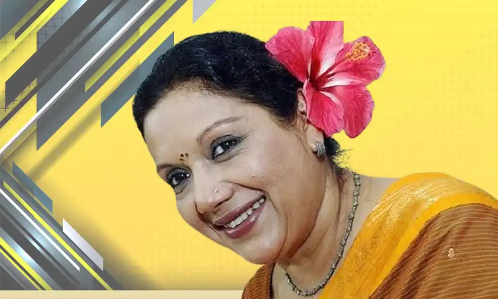 প্রফুল্ল নারী হাসি, লাল হেলিকোনিয়া ফুলের সাথে. Channel i News - চ্যানেল আই নিউজ