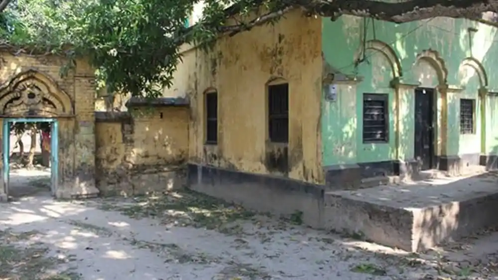 পুরনো বাড়ির দেয়াল ও গাছের ছায়া, শান্ত পরিবেশ. Channel i News - চ্যানেল আই নিউজ