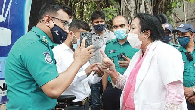 পুলিশ ও সাধারণ মানুষ মুখোমুখি, সামাজিক দূরত্ব বজায় রেখে আলোচনা. Channel i News - চ্যানেল আই নিউজ