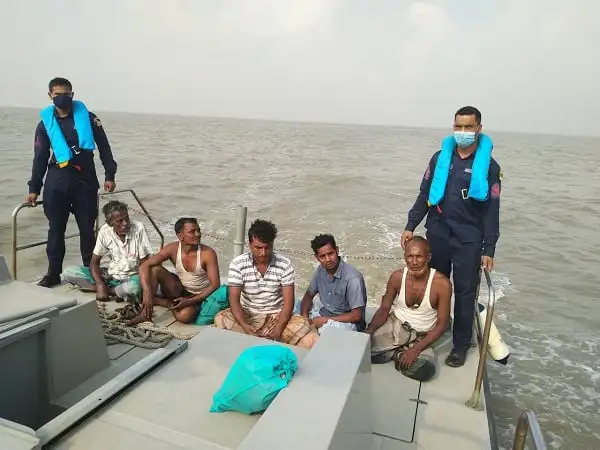 বাল্কহেড থেকে ৫ ক্রু উদ্ধার, চট্টগ্রাম বহিঃনোঙ্গর, বাংলাদেশ. Channel i News - চ্যানেল আই নিউজ