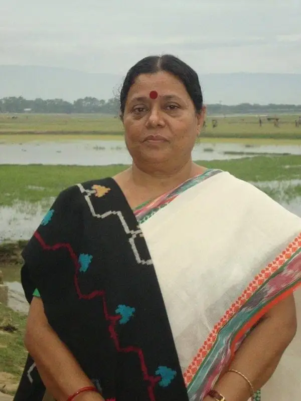 প্রাকৃতিক পরিবেশে নারী, কৃষি জমির পাশে দাঁড়িয়ে. Channel i News - চ্যানেল আই নিউজ
