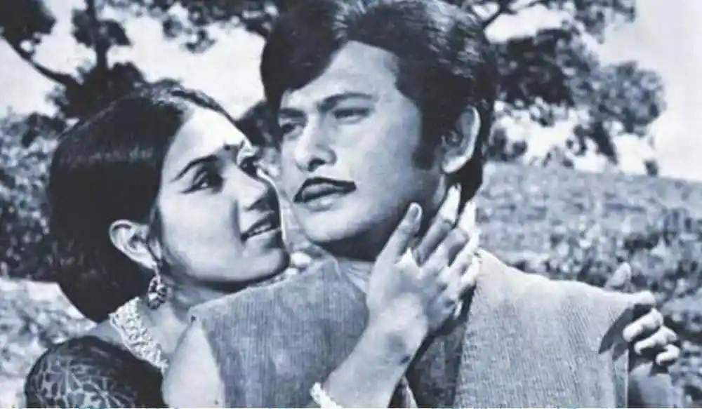 একজন নারী একজন পুরুষের গালে চুমু খাচ্ছেন, রোমান্টিক মুহূর্তের ছবি. Channel i News - চ্যানেল আই নিউজ