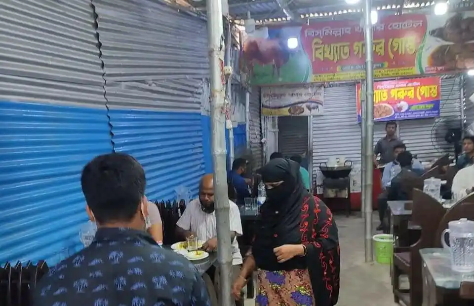 রেস্টুরেন্টে খাবার পরিবেশনরত গ্রাহক ও কর্মচারী. Channel i News - চ্যানেল আই নিউজ