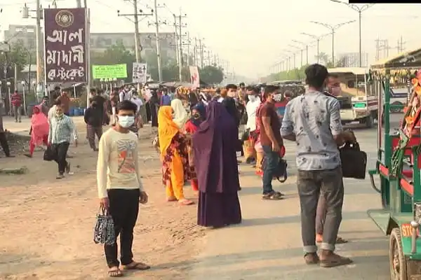 পোশাক শ্রমিকরা গণপরিবহন বন্ধের কারণে ভোগান্তিতে পড়েছেন. Channel i News - চ্যানেল আই নিউজ