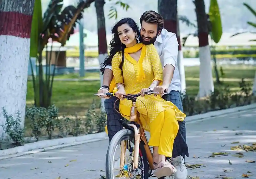 দম্পতি বাইসাইকেলে চড়ে হাসিমুখে আনন্দ উপভোগ করছে. Channel i News - চ্যানেল আই নিউজ