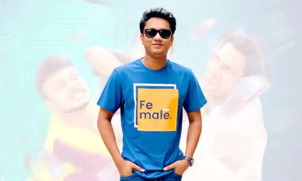 আধুনিক পোশাক পরা যুবক, কালো চশমা, সেলফি স্টাইলে ছবি. Channel i News - চ্যানেল আই নিউজ