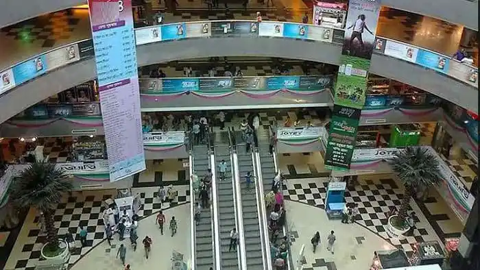 শপিংমলে মানুষের ভিড়, স্বাস্থ্যবিধি অনুসরণ করছে না কেউ. Channel i News - চ্যানেল আই নিউজ