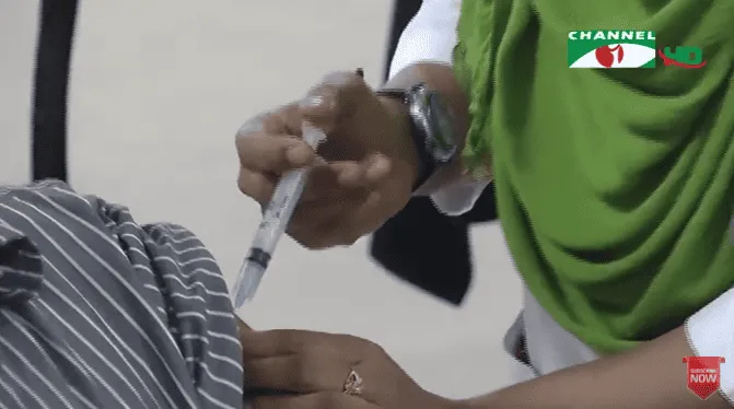 বাংলাদেশে করোনার টিকা নেওয়ার জন্য প্রস্তুত একজন স্বাস্থ্যকর্মী. Channel i News - চ্যানেল আই নিউজ