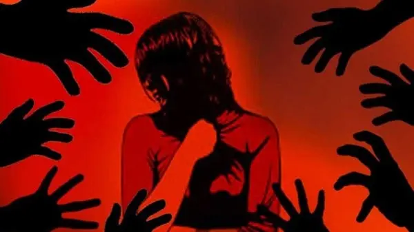 বিক্ষুব্ধ নারী, চারপাশে হাতের ছায়া, উদ্বেগজনক পরিস্থিতি. Channel i News - চ্যানেল আই নিউজ