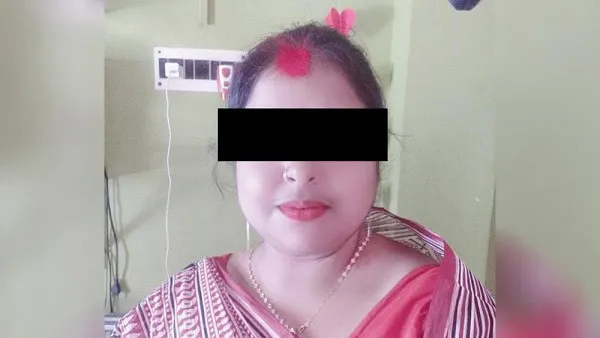 একজন নারীর মুখের ছবি, চোখের উপরে কালো ব্যানার, হাসি মুখ. Channel i News - চ্যানেল আই নিউজ