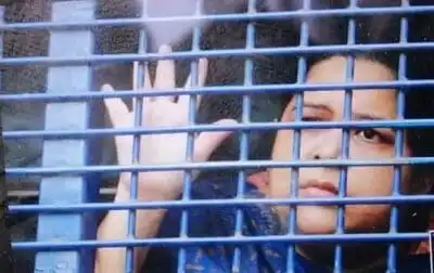 বন্দি নারী তারের সামনে দাঁড়িয়ে, চোখে স্বপ্নের ঝিলিক. Channel i News - চ্যানেল আই নিউজ