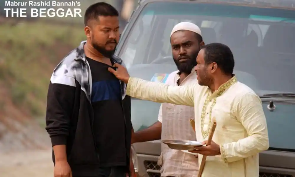 মানুষের জন্য ভিক্ষা চাচ্ছেন একজন ব্যক্তি, অন্যরা দেখছেন. Channel i News - চ্যানেল আই নিউজ
