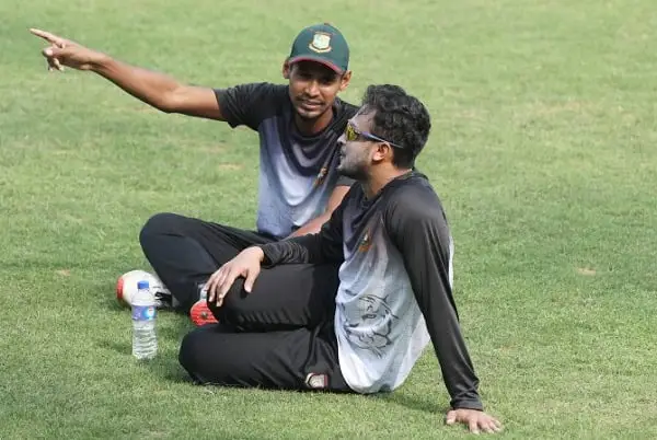 বাংলাদেশ ক্রিকেটাররা অনুশীলনে বসে আলোচনা করছে. Channel i News - চ্যানেল আই নিউজ