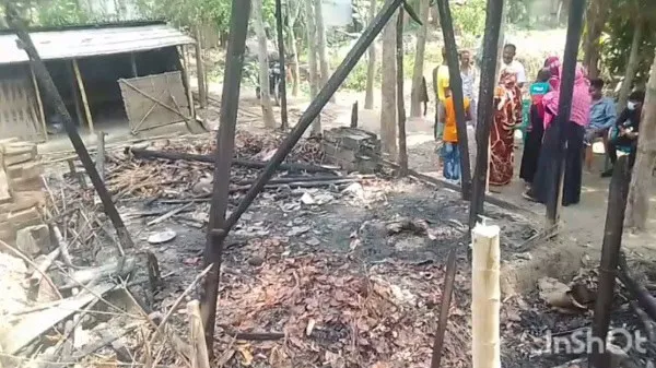 মাদারীপুরে আগুনে পুড়ে এক নারীর মৃত্যু, ধ্বংসস্তূপের পাশে লোকজন. Channel i News - চ্যানেল আই নিউজ