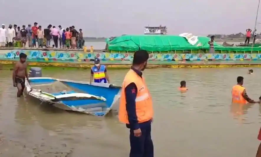 পদ্মায় বালুবাহী বাল্কহেডের সঙ্গে স্পিডবোটের সংঘর্ষের দৃশ্য. Channel i News - চ্যানেল আই নিউজ
