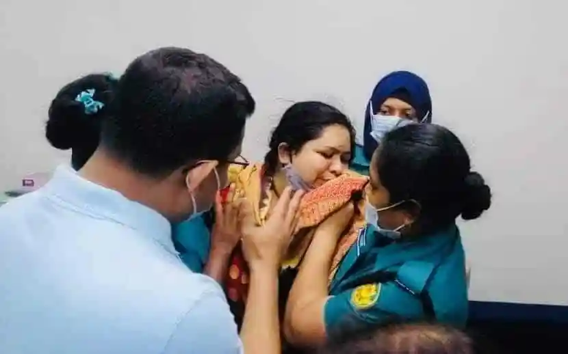 এক নারী কোভিড-১৯ ভ্যাকসিন নেওয়ার জন্য প্রস্তুত হচ্ছেন. Channel i News - চ্যানেল আই নিউজ