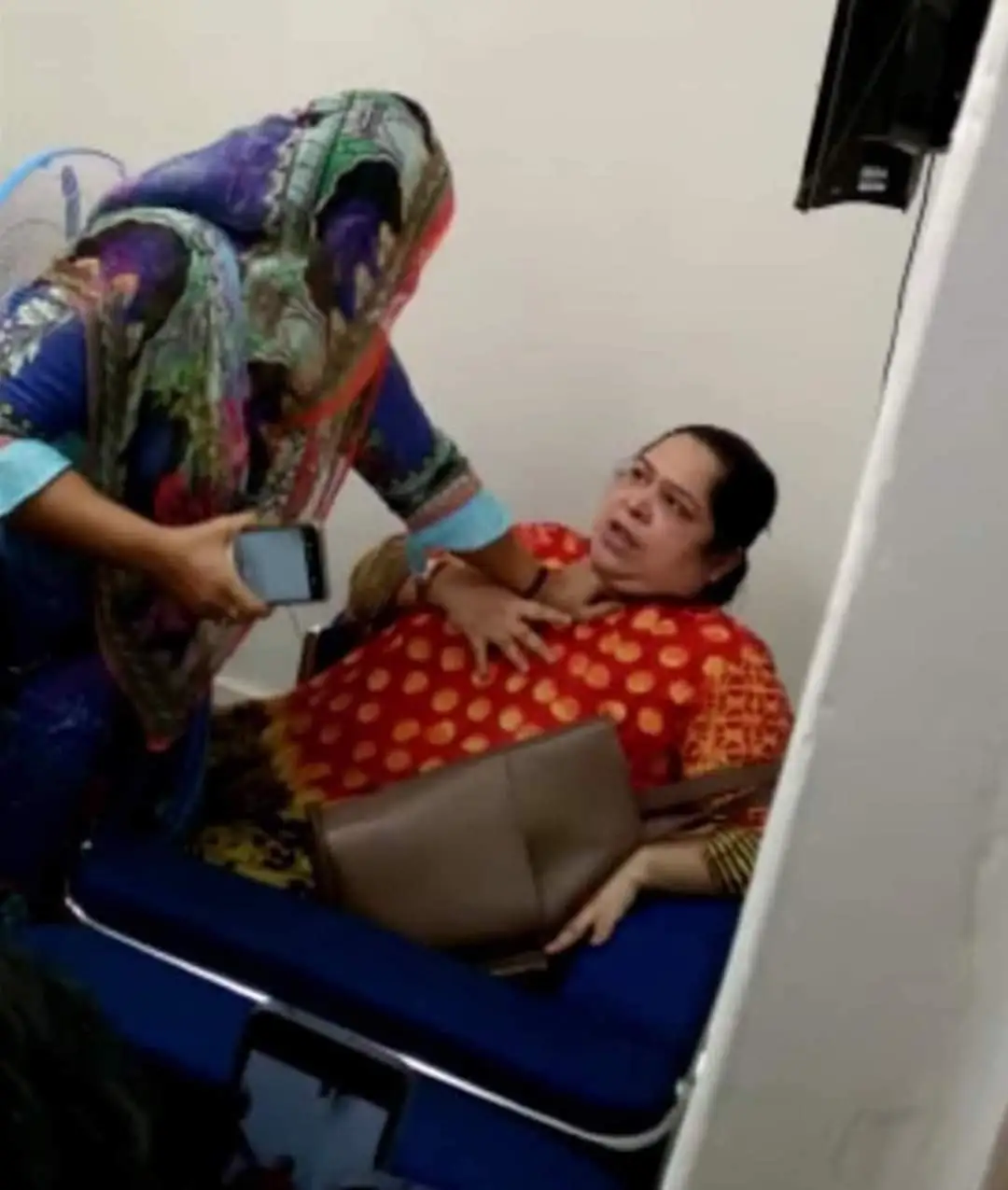 রোজিনা ইসলামকে হাসপাতালে দেখা যাচ্ছে, একজন নারীর সঙ্গে কথা বলছেন. Channel i News - চ্যানেল আই নিউজ