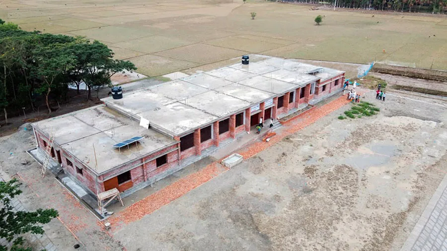 পটুয়াখালীর বন্যা পরিস্থিতিতে নির্মাণাধীন স্কুল ভবন. Channel i News - চ্যানেল আই নিউজ