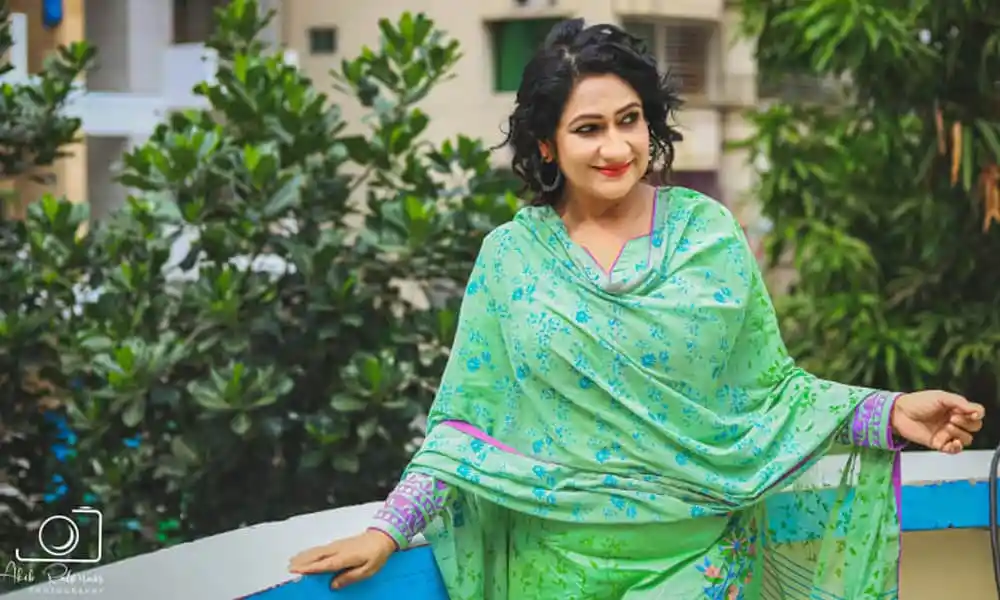 বাংলাদেশি নারী সাংবাদিক হাসিমুখে ক্যামেরার দিকে তাকিয়ে. Channel i News - চ্যানেল আই নিউজ