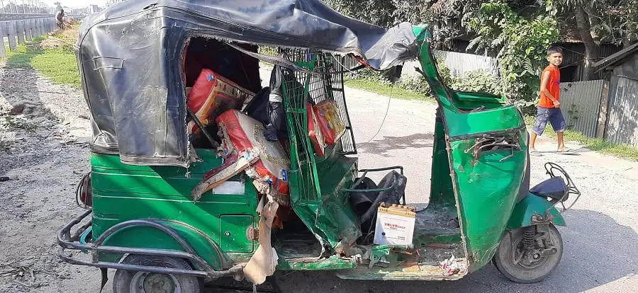 ট্রিপল-সিট অটো রিকশা দুর্ঘটনায় ক্ষতিগ্রস্ত, ভেতরে মালামাল ভরা. Channel i News - চ্যানেল আই নিউজ