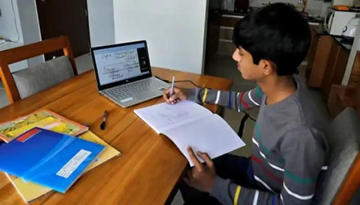ছাত্র অনলাইনে ক্লাস করছে, ল্যাপটপে শিক্ষামূলক ভিডিও দেখছে. Channel i News - চ্যানেল আই নিউজ
